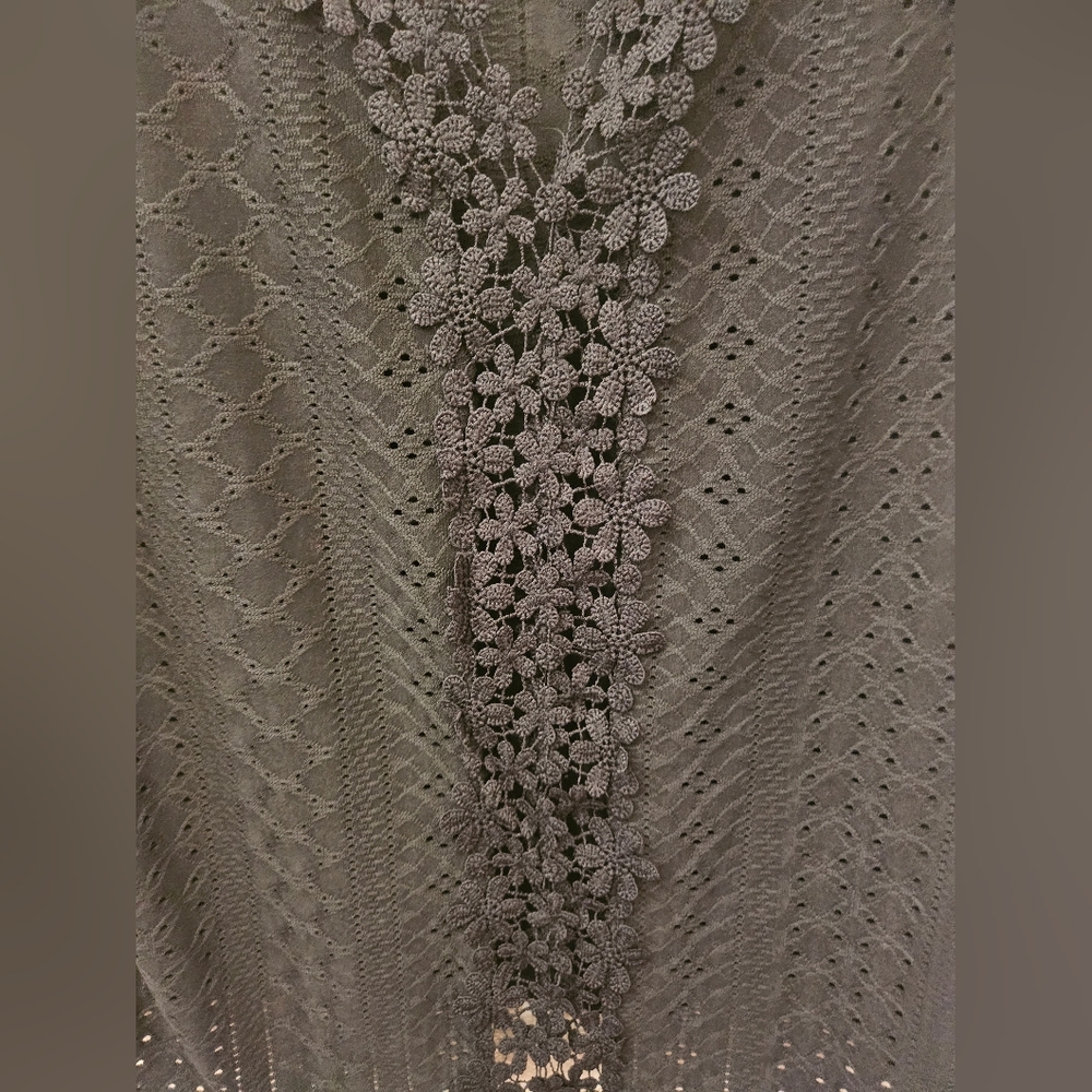 SLeeveless black top lacey fits M to L